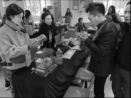 上海自仪有限公司团委开展“学雷锋爱心义卖”进入第六个年头送人玫瑰手留余香