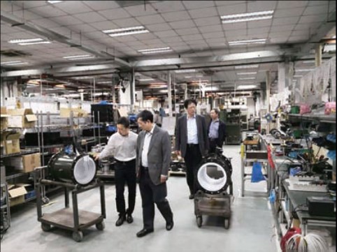 上海自仪董事长张科考察自仪十一厂等企业,要求—— 紧盯市场需求实现跨越增长