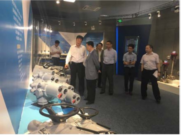 总公司党委书记、董事长郑建华等一行到公司现场办公,要求— 抓住改革机会 加速变结构谋拓展